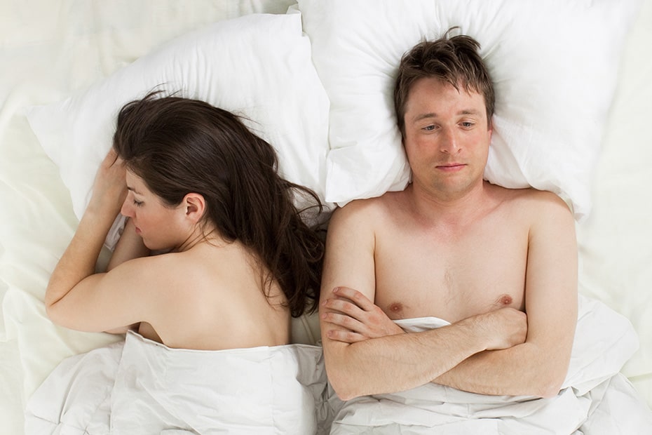 Lustloses Pärchen im Bett - Sexualberatung oder Sexualtherapie könnte helfen